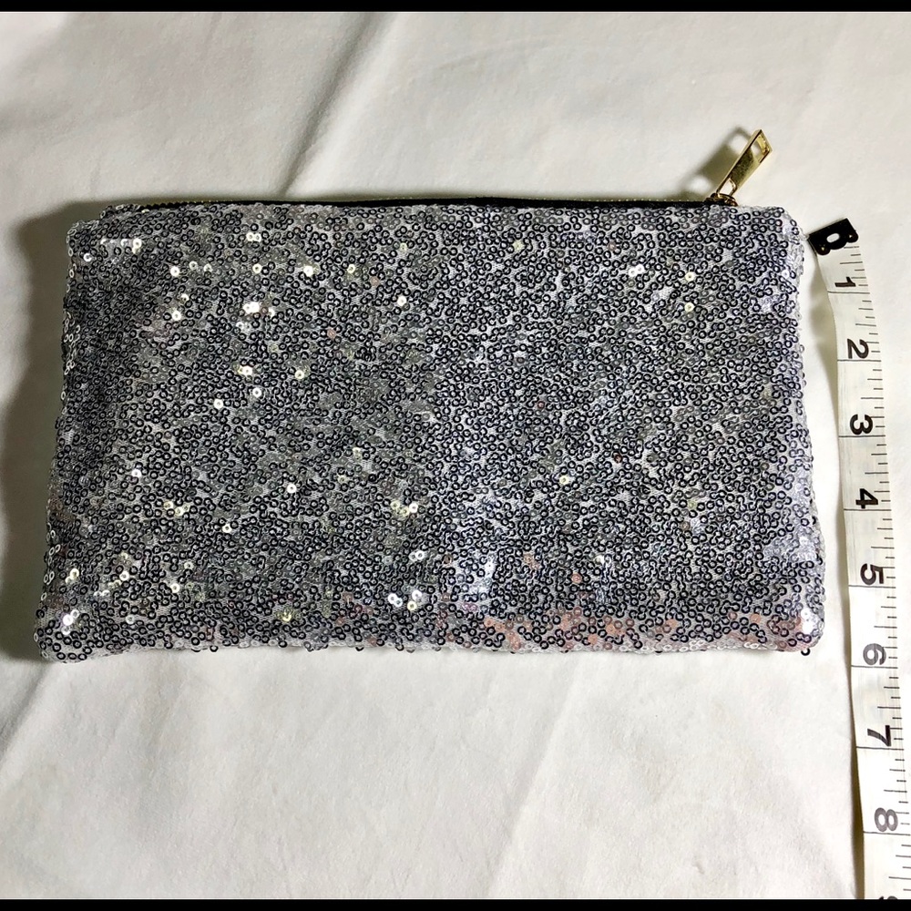 NEW! Silver sequin pouch - Picture 4 of 5